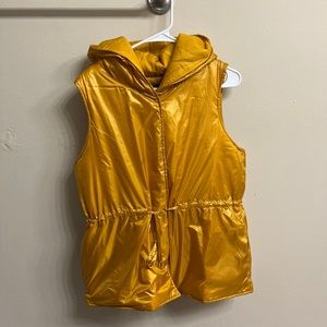 Reversible sleeveless jacket